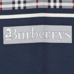 Apaszka jedwabna Burberry Nova Check (w wersji granatowej)