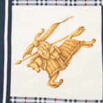 Apaszka jedwabna Burberry Nova Check (w wersji granatowej)