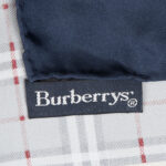 Apaszka jedwabna Burberry Nova Check (w wersji granatowej)